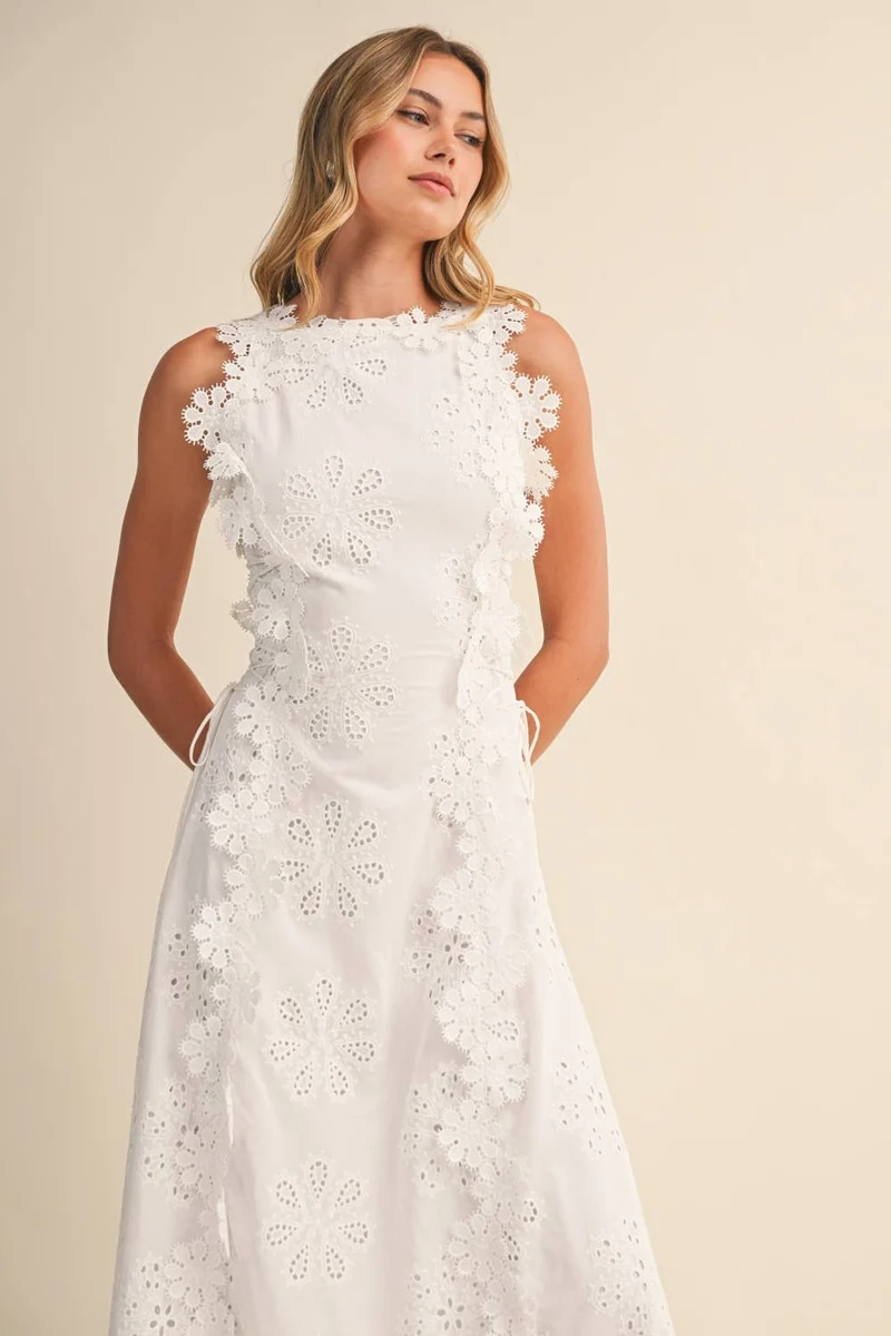 Amelora | Weißes Spitzen-Maxikleid mit ärmellosem Schnitt