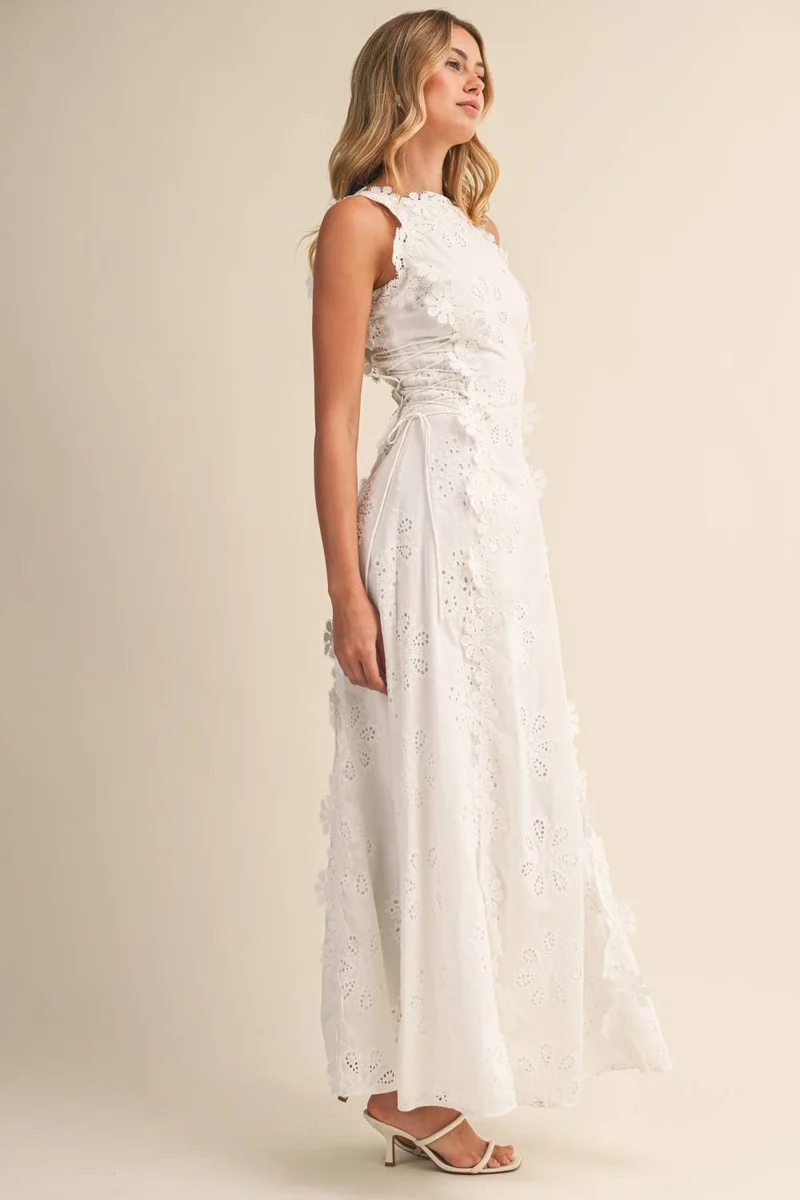 Amelora | Weißes Spitzen-Maxikleid mit ärmellosem Schnitt