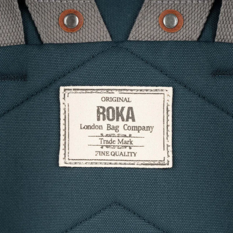ROKA Finchley Eine rauchfarbene, mittelgroße Tasche aus recyceltem Canvas