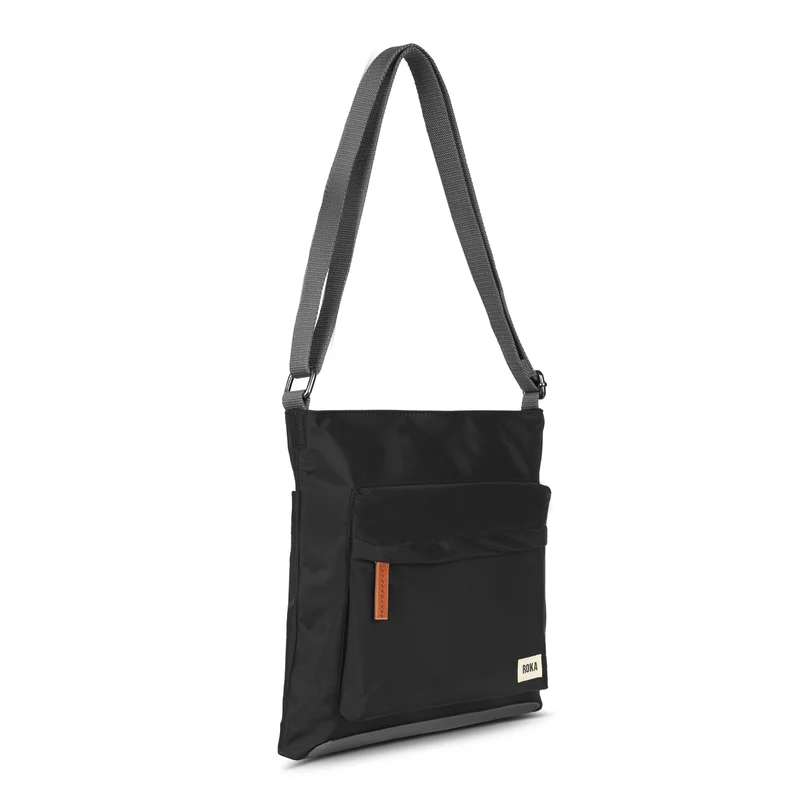 ROKA Kennington B Schwarze mittelgroße Tasche aus recyceltem Nylon