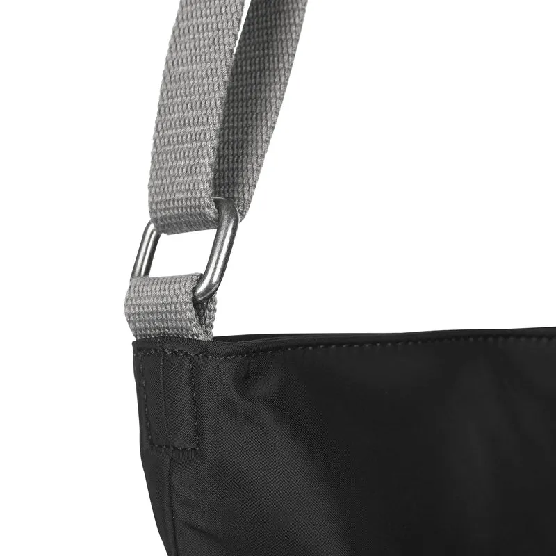 ROKA Kennington B Schwarze mittelgroße Tasche aus recyceltem Nylon