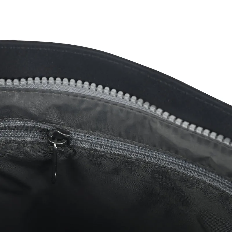 ROKA Kennington B Schwarze mittelgroße Tasche aus recyceltem Nylon