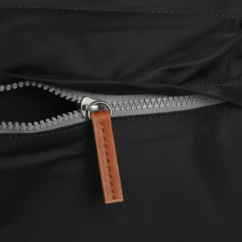 ROKA Kennington B Schwarze mittelgroße Tasche aus recyceltem Nylon