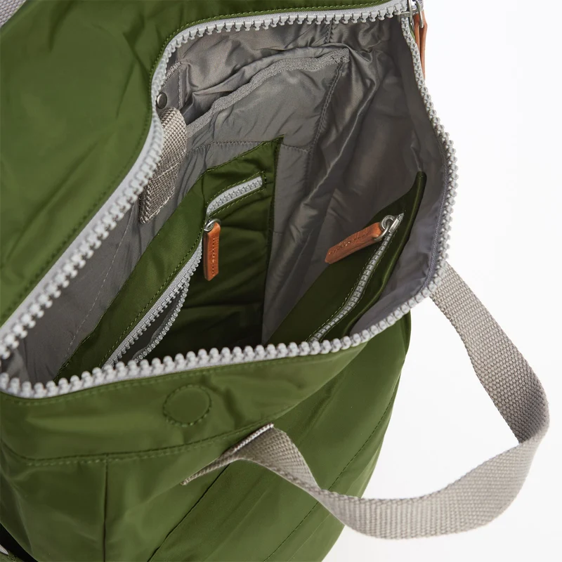 ROKA Canfield B Avocado Große Tasche aus recyceltem Nylon