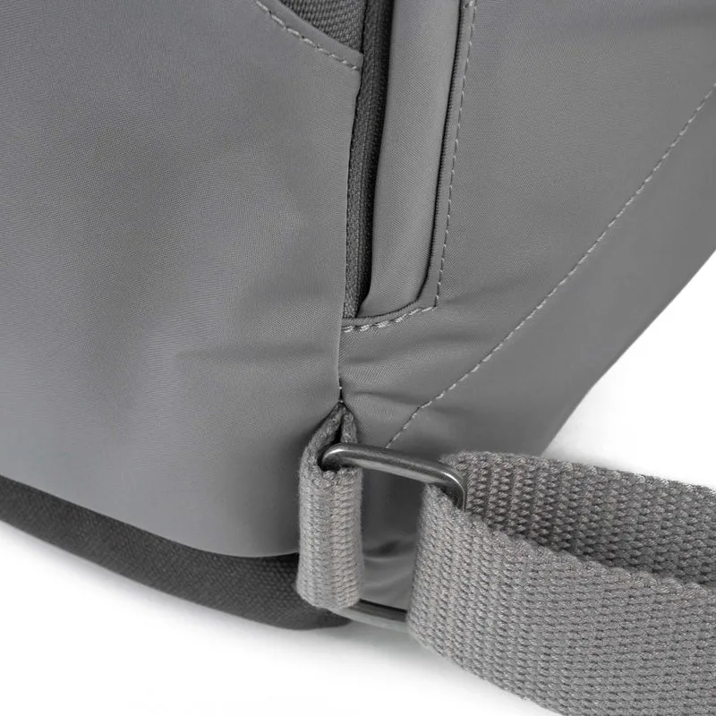 ROKA Canfield B Stormy Kleine Tasche aus recyceltem Nylon