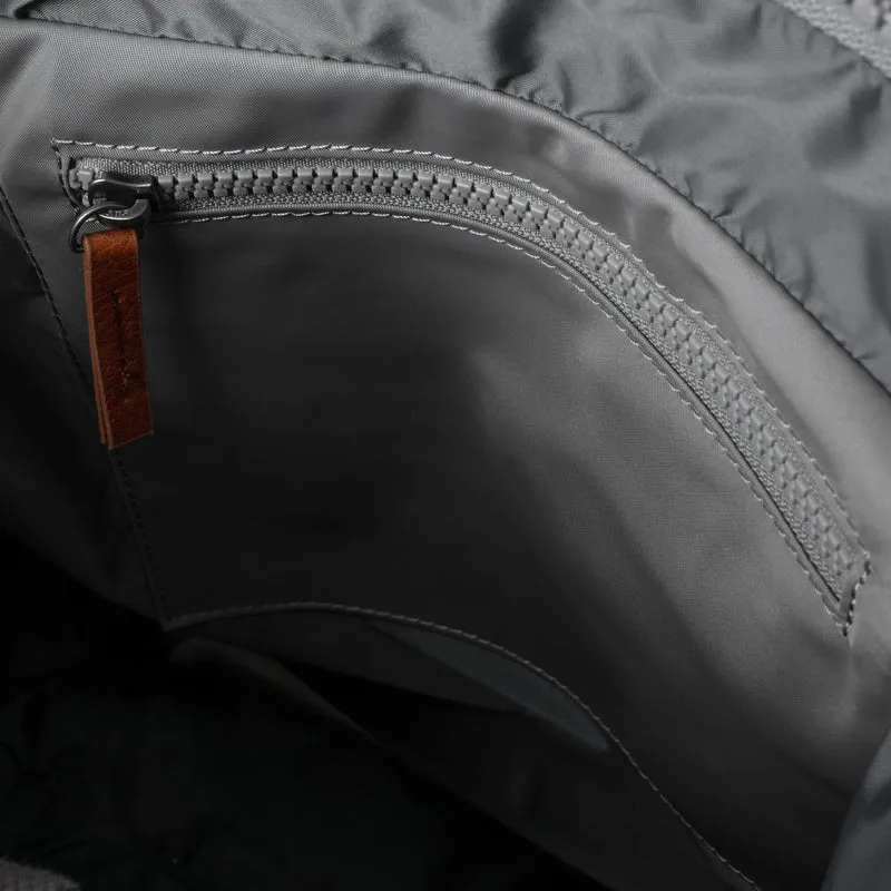 ROKA Canfield B Stormy Kleine Tasche aus recyceltem Nylon