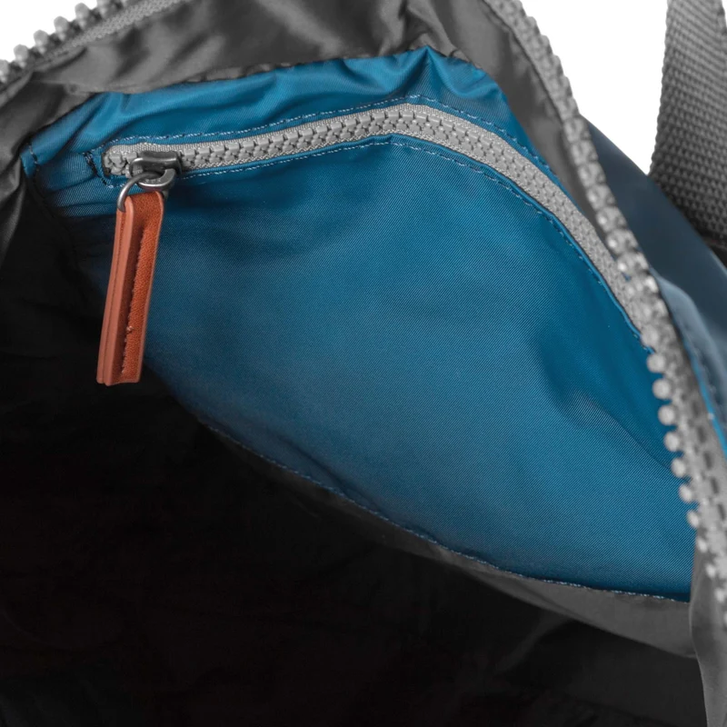 ROKA Canfield B Marine Kleine Tasche aus recyceltem Nylon