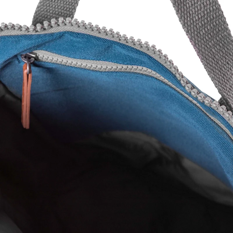 ROKA Finchley Eine kleine Tasche aus recyceltem Segeltuch von Marine