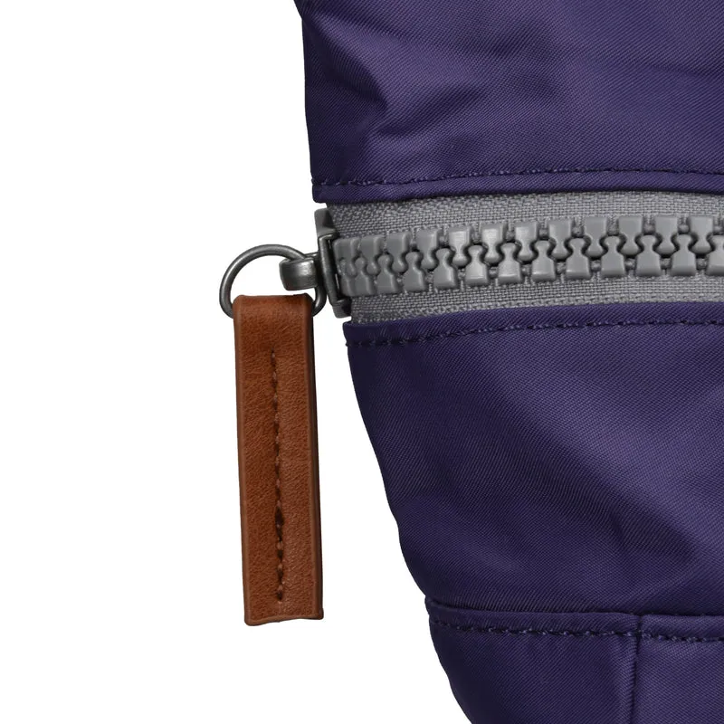 ROKA Canfield B Mulberry Kleine Tasche aus recyceltem Nylon