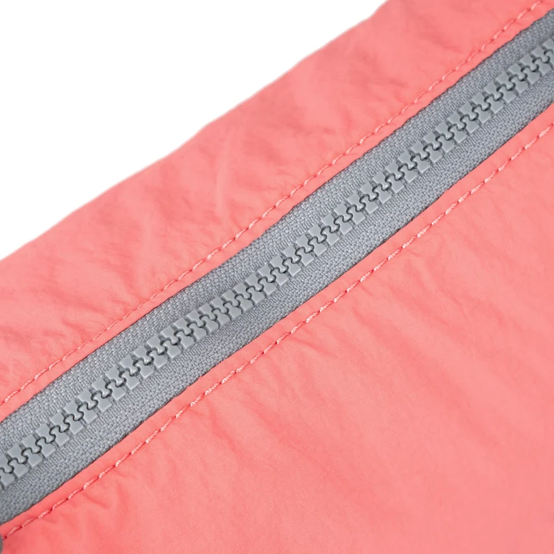 ROKA Farringdon Korallenfarbener Beutel aus recyceltem Taslon