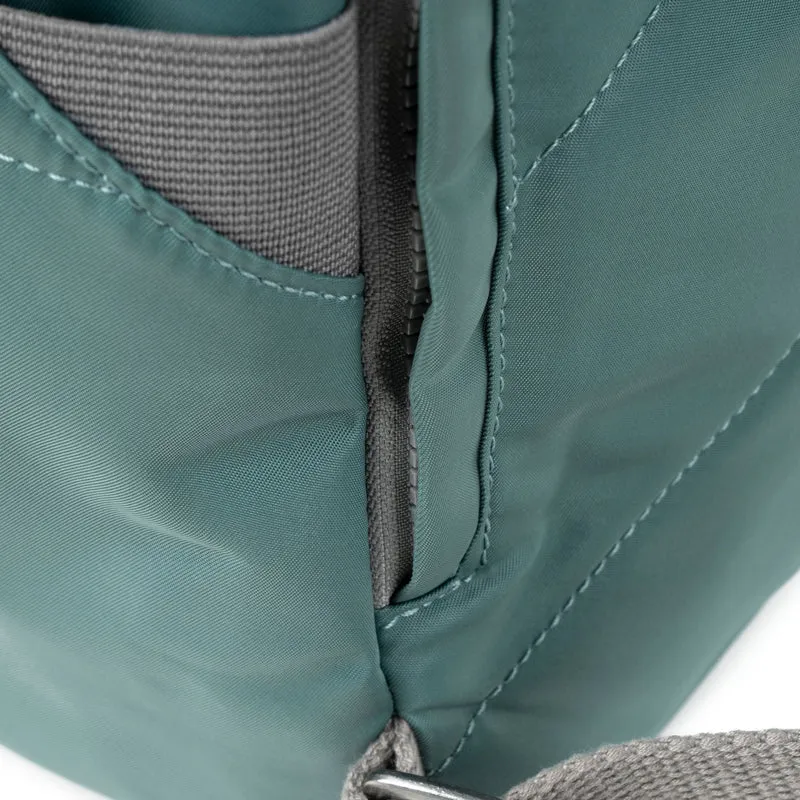 ROKA Canfield B Sage Kleine Tasche aus recyceltem Nylon