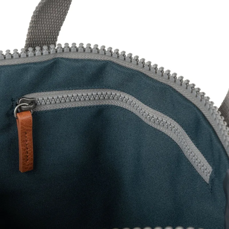 ROKA Finchley Eine kleine Tasche aus recyceltem Canvas von Smoke