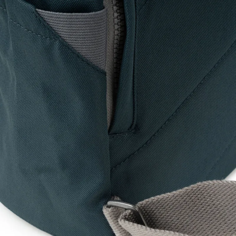 ROKA Finchley Eine kleine Tasche aus recyceltem Canvas von Smoke