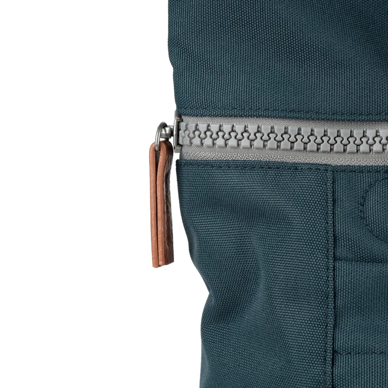 ROKA Finchley Eine kleine Tasche aus recyceltem Canvas von Smoke