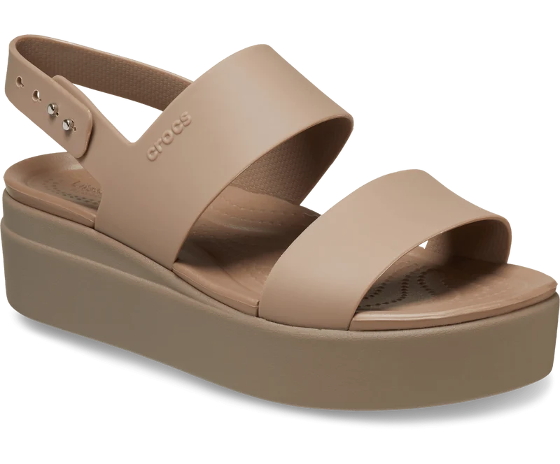 Crocs Brooklyn Sandalen mit niedrigem Keilabsatz für Damen - Latte / Pilz