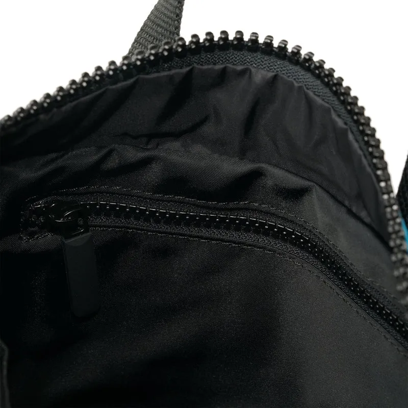 ROKA Kreativer Abfall Canfield B Black / Sea Port Kleine Tasche aus recyceltem Nylon