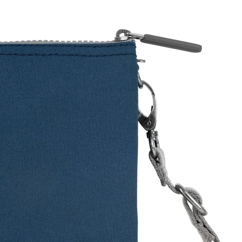 ROKA Carnaby Crossbody-Tasche aus recyceltem Canvas, Dunkelblau, XL