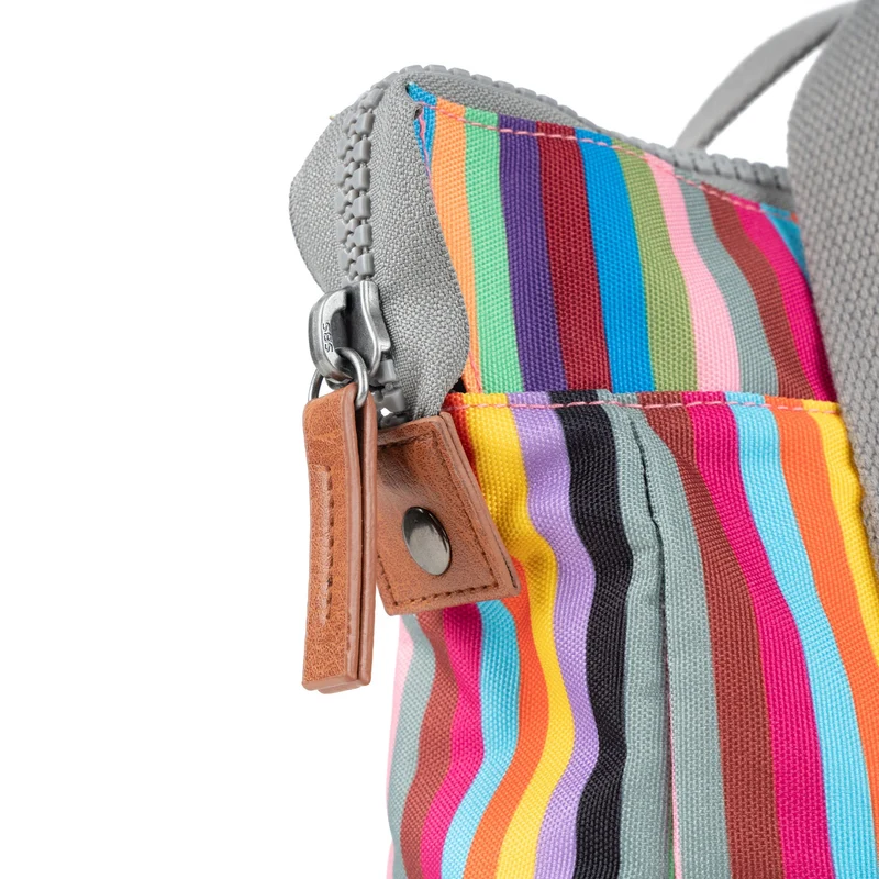 ROKA Bantry Kleine Tasche aus recyceltem Canvas mit mehreren Streifen von B