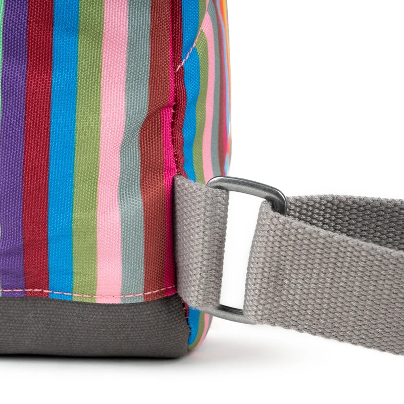 ROKA Bantry Kleine Tasche aus recyceltem Canvas mit mehreren Streifen von B