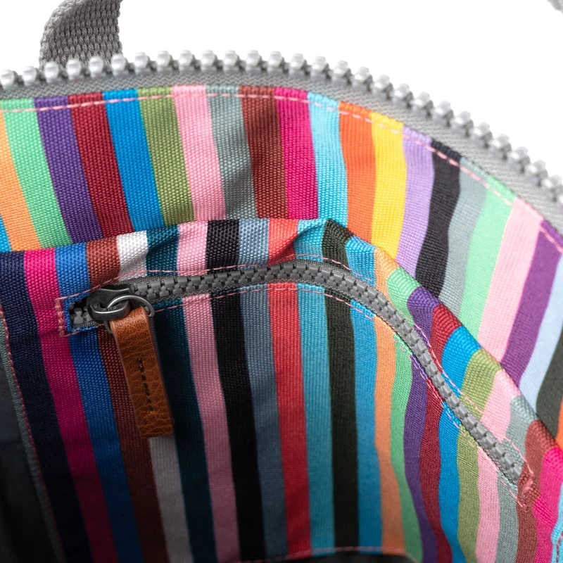 ROKA Bantry Kleine Tasche aus recyceltem Canvas mit mehreren Streifen von B