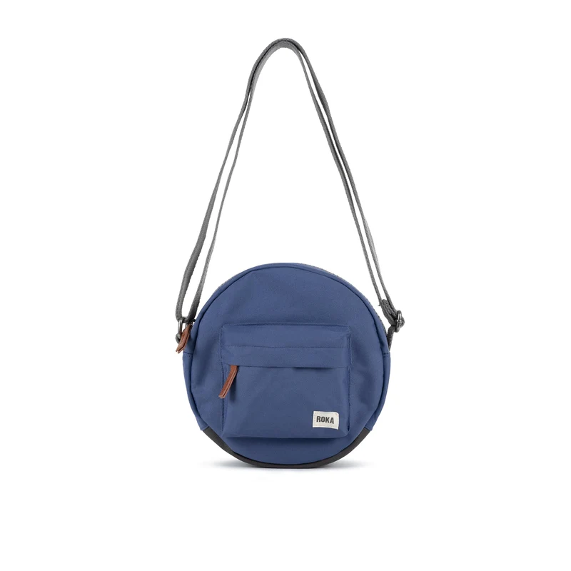 ROKA Paddington Kleine Tasche aus recyceltem Canvas, Farbe: Burnt Blue