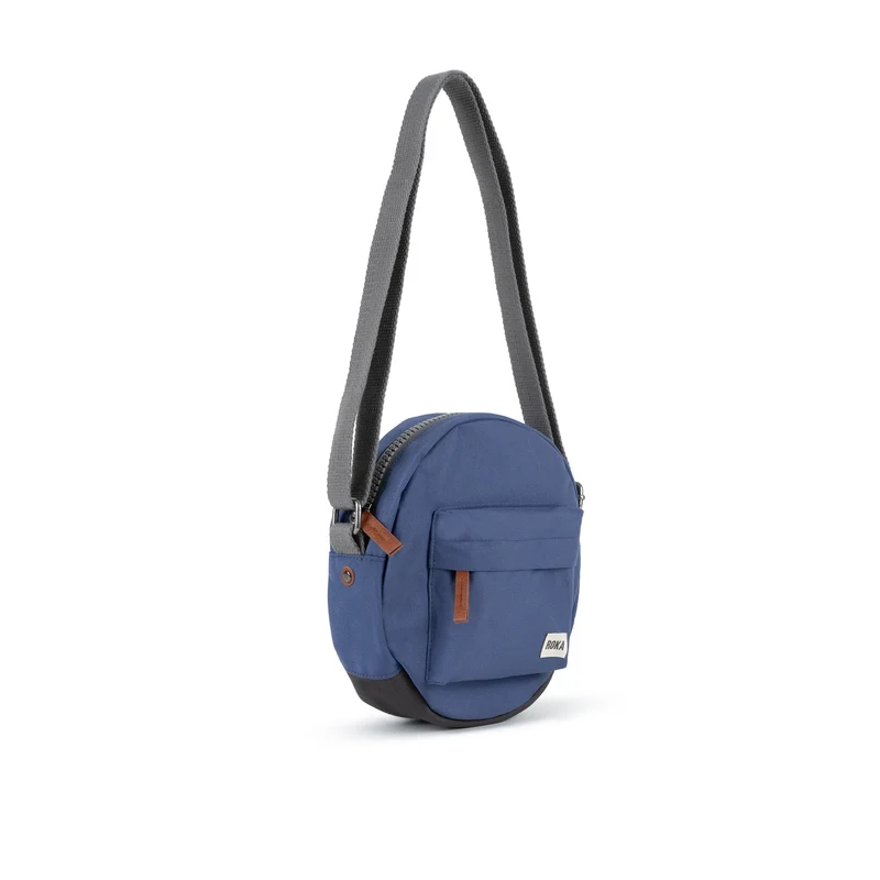 ROKA Paddington Kleine Tasche aus recyceltem Canvas, Farbe: Burnt Blue