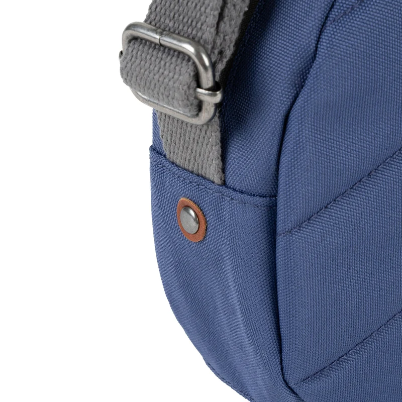 ROKA Paddington Kleine Tasche aus recyceltem Canvas, Farbe: Burnt Blue