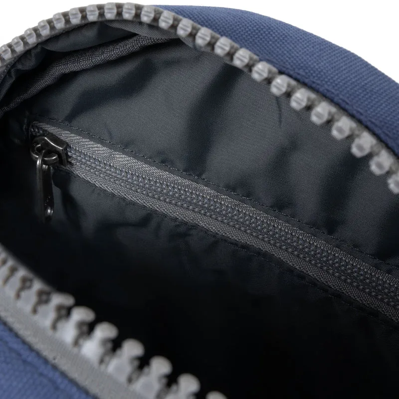 ROKA Paddington Kleine Tasche aus recyceltem Canvas, Farbe: Burnt Blue