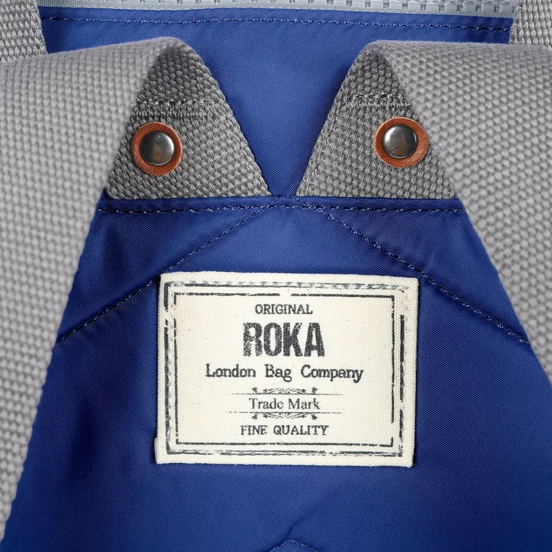 ROKA Bantry B Mittelgroße Tasche aus recyceltem Nylon, Farbe: Burnt Blue