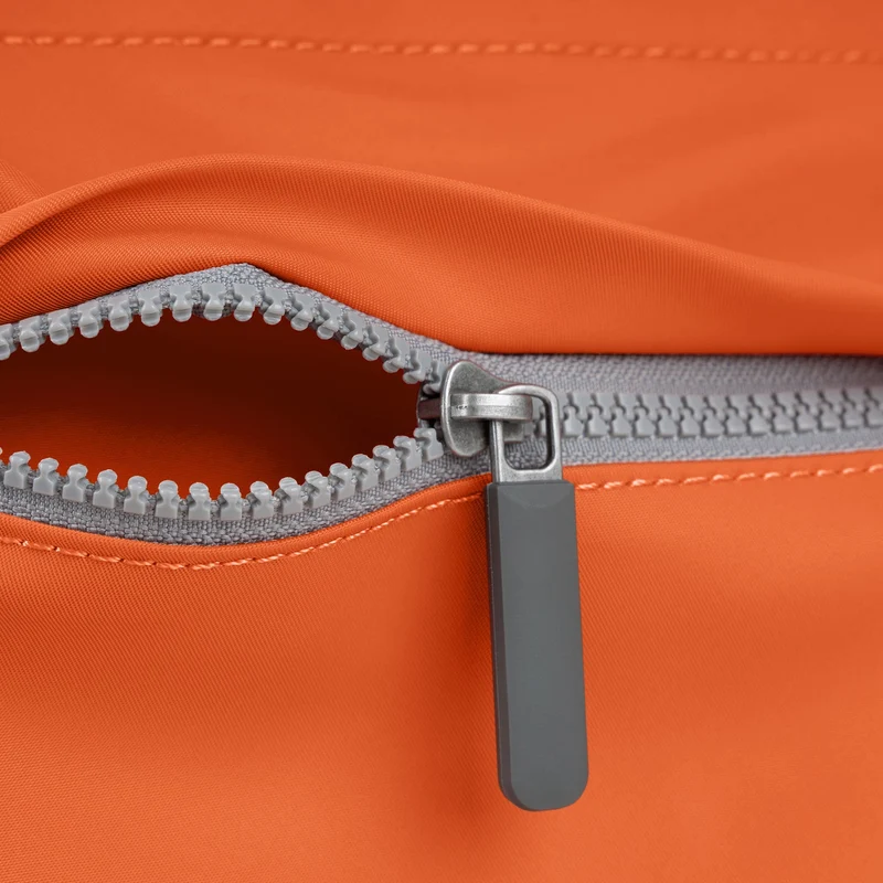 ROKA Trafalgar B Burnt Orange Tasche aus recyceltem Nylon