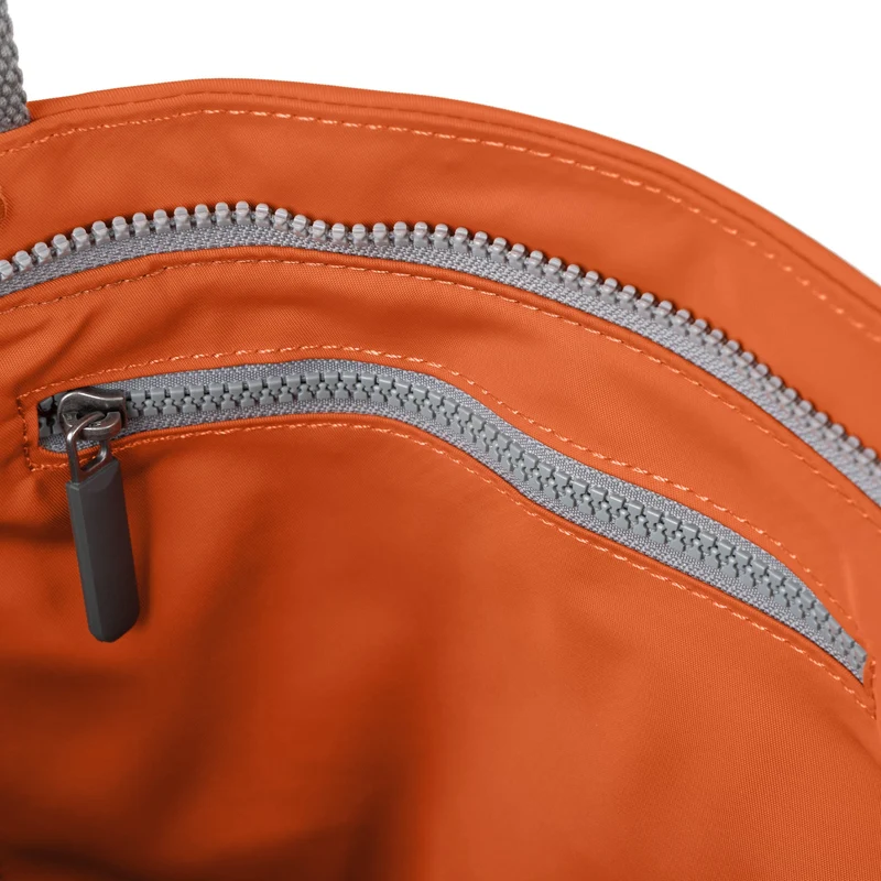 ROKA Trafalgar B Burnt Orange Tasche aus recyceltem Nylon
