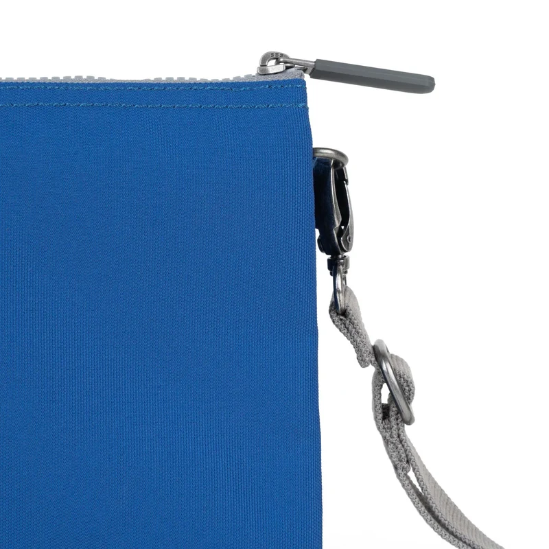 ROKA Carnaby Crossbody-Tasche aus recyceltem Canvas, Galactic Blue XL