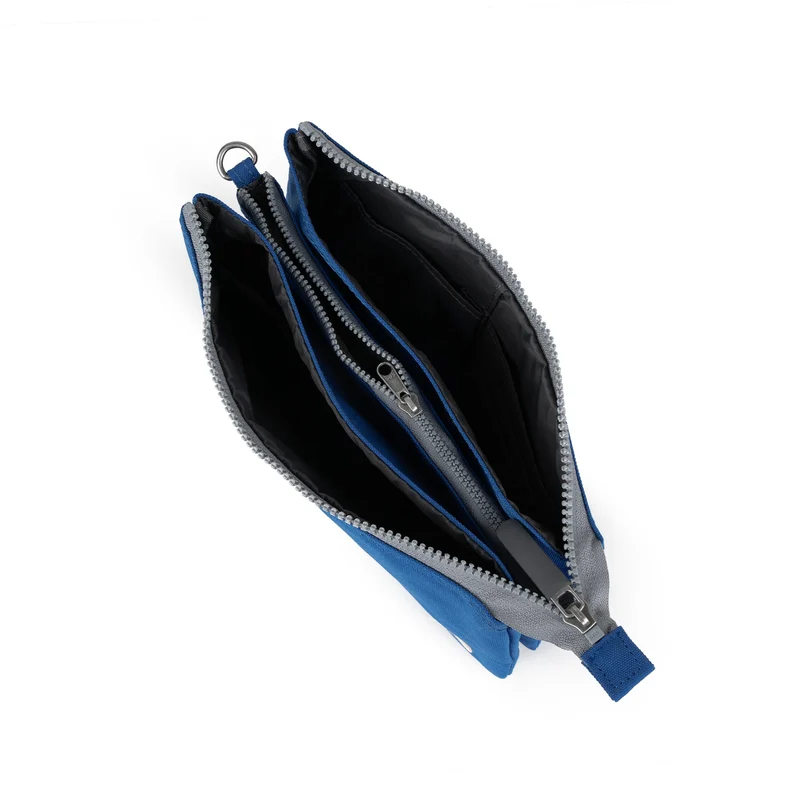 ROKA Carnaby Crossbody-Tasche aus recyceltem Canvas, Galactic Blue XL