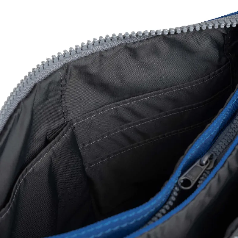 ROKA Carnaby Crossbody-Tasche aus recyceltem Canvas, Galactic Blue XL