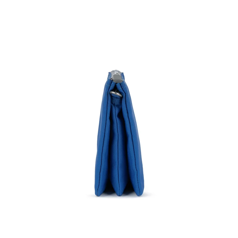 ROKA Carnaby Crossbody-Tasche aus recyceltem Canvas, Galactic Blue XL