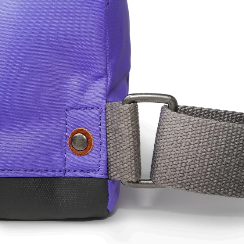 ROKA Bantry B Simple Lila Kleine Tasche aus recyceltem Nylon