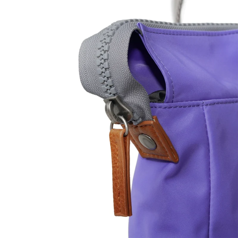 ROKA Bantry B Simple Lila Kleine Tasche aus recyceltem Nylon
