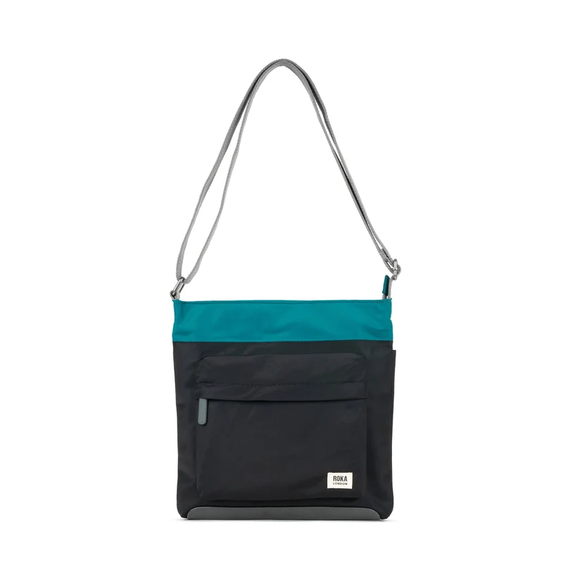 ROKA Kreativer Abfall Kennington B Marine / Schwarze mittelgroße Tasche aus recyceltem Nylon