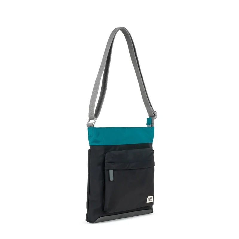 ROKA Kreativer Abfall Kennington B Marine / Schwarze mittelgroße Tasche aus recyceltem Nylon