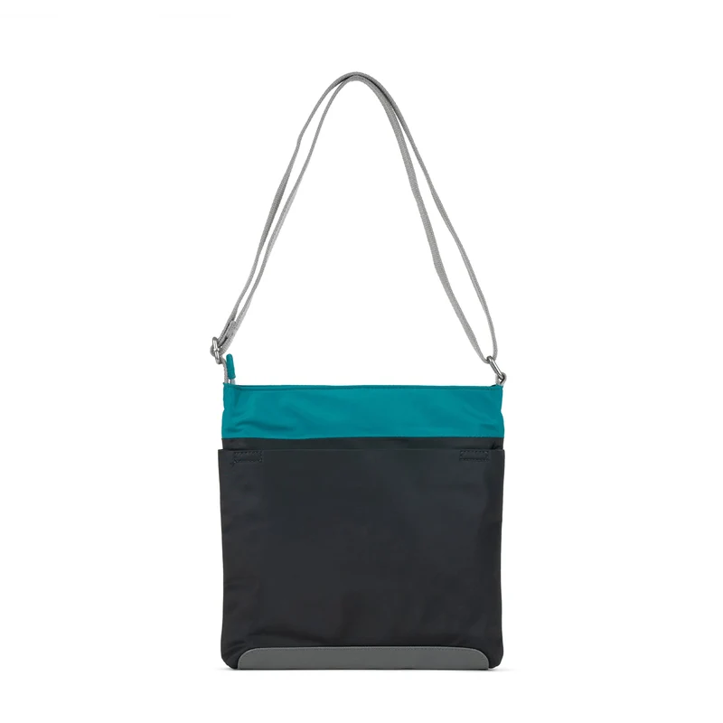 ROKA Kreativer Abfall Kennington B Marine / Schwarze mittelgroße Tasche aus recyceltem Nylon
