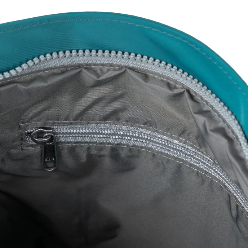 ROKA Kreativer Abfall Kennington B Marine / Schwarze mittelgroße Tasche aus recyceltem Nylon