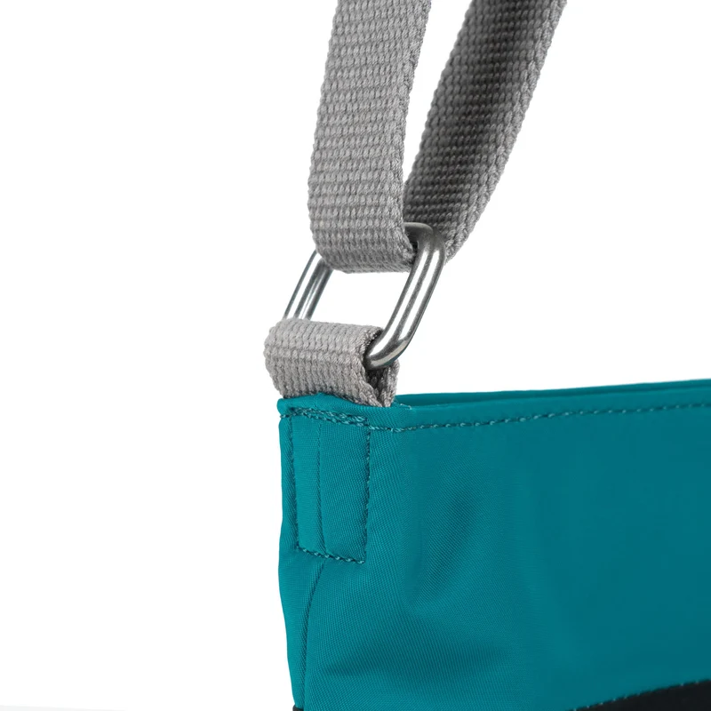 ROKA Kreativer Abfall Kennington B Marine / Schwarze mittelgroße Tasche aus recyceltem Nylon