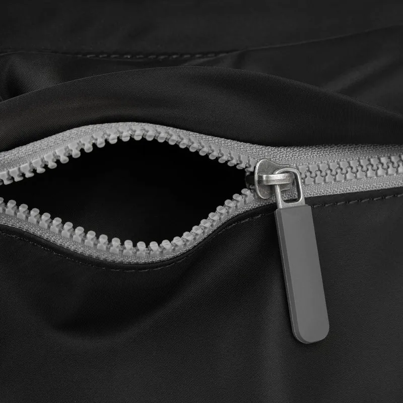 ROKA Kreativer Abfall Kennington B Marine / Schwarze mittelgroße Tasche aus recyceltem Nylon