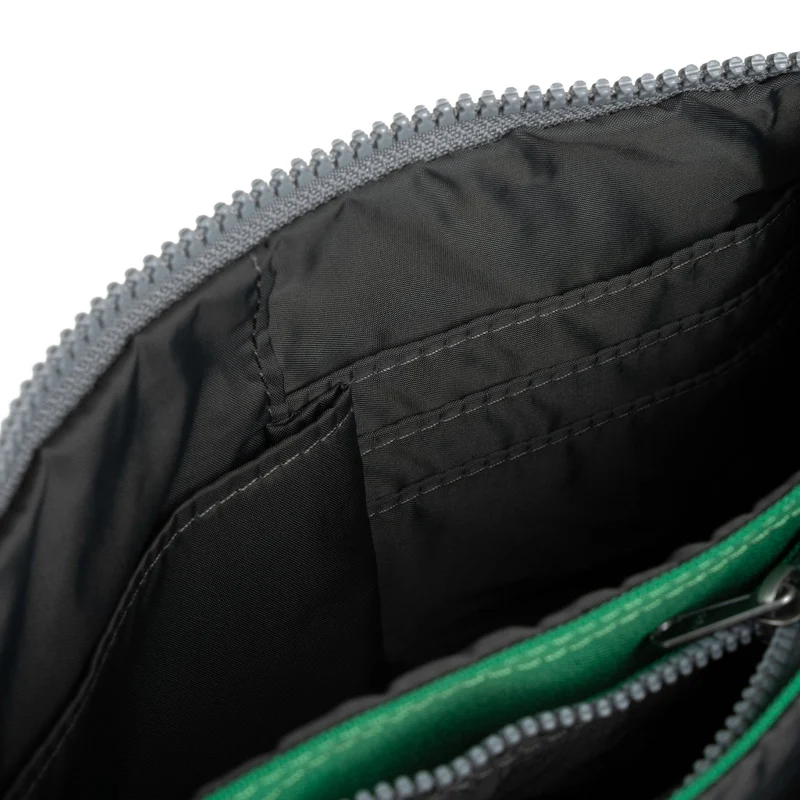 ROKA Carnaby Crossbody-Tasche aus recyceltem Canvas, Mountain Green XL