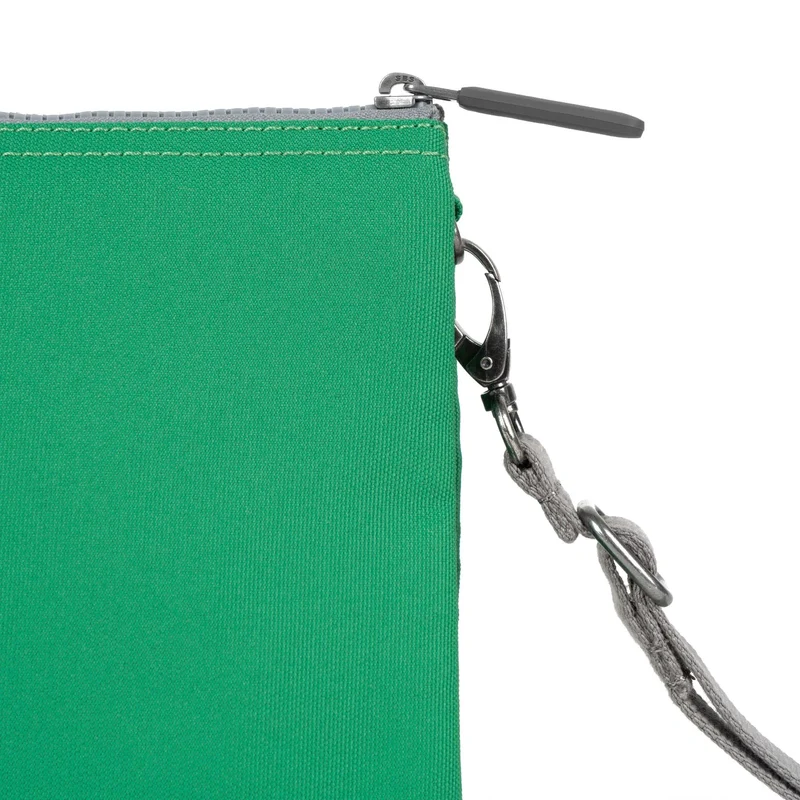 ROKA Carnaby Crossbody-Tasche aus recyceltem Canvas, Mountain Green XL
