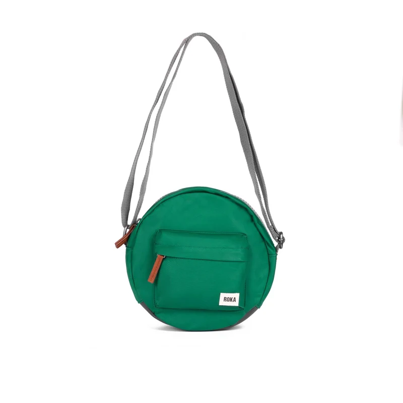 ROKA Paddington B Emerald Kleine Tasche aus recyceltem Nylon