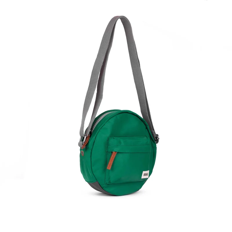 ROKA Paddington B Emerald Kleine Tasche aus recyceltem Nylon