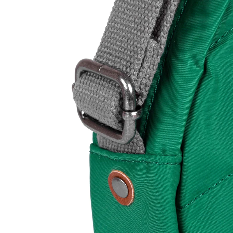 ROKA Paddington B Emerald Kleine Tasche aus recyceltem Nylon