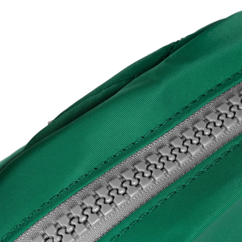 ROKA Paddington B Emerald Kleine Tasche aus recyceltem Nylon