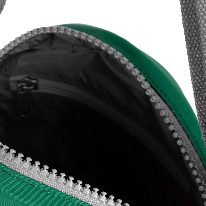 ROKA Paddington B Emerald Kleine Tasche aus recyceltem Nylon